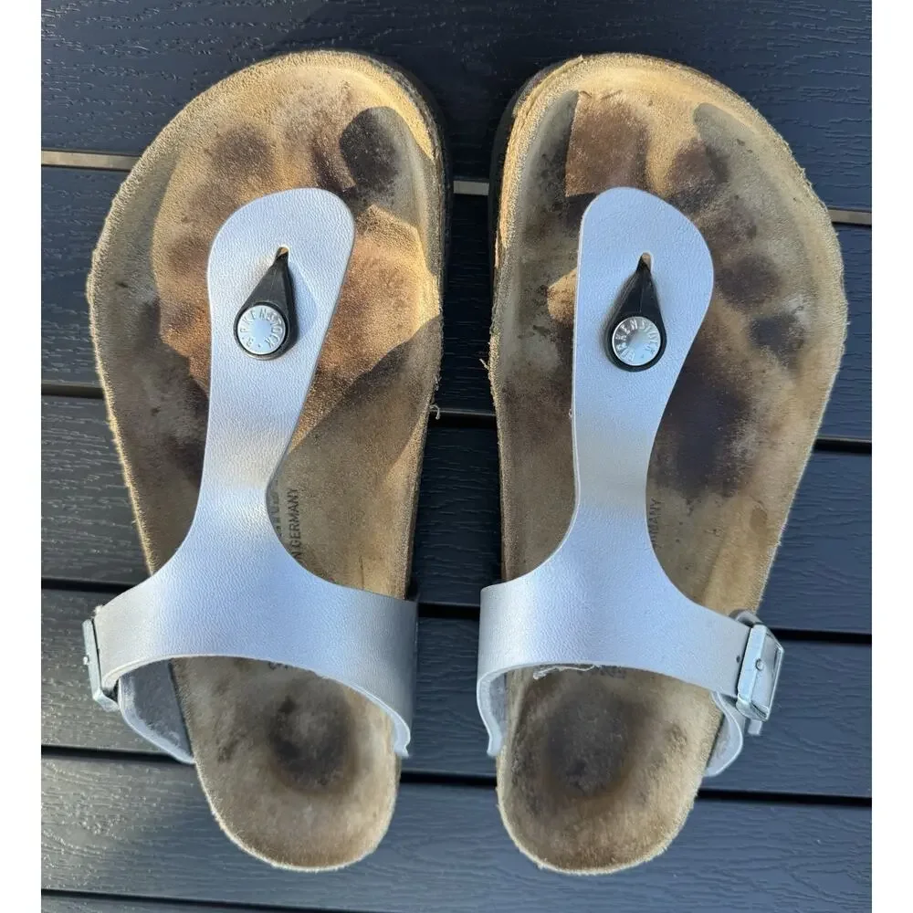 Birkenstock Gizeh In Metallic Silver - EU 39 US Women’s 9